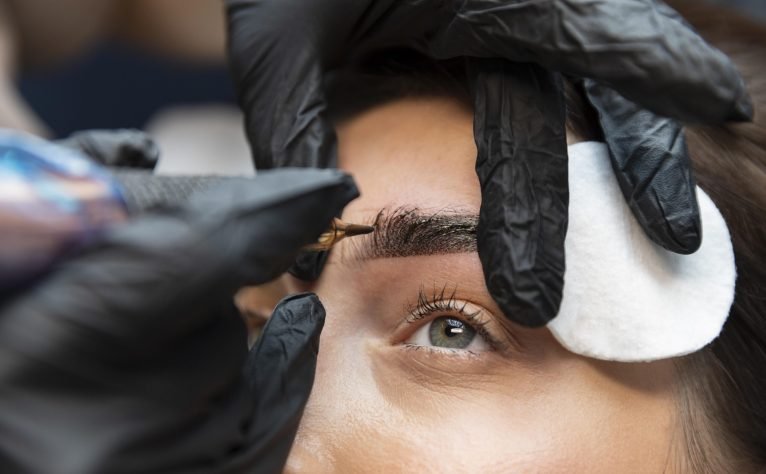 mujer-joven-recibiendo-un-tratamiento-de-belleza-para-sus-cejas mujer-joven-recibiendo-un-tratamiento-de-belleza-para-sus-cejas